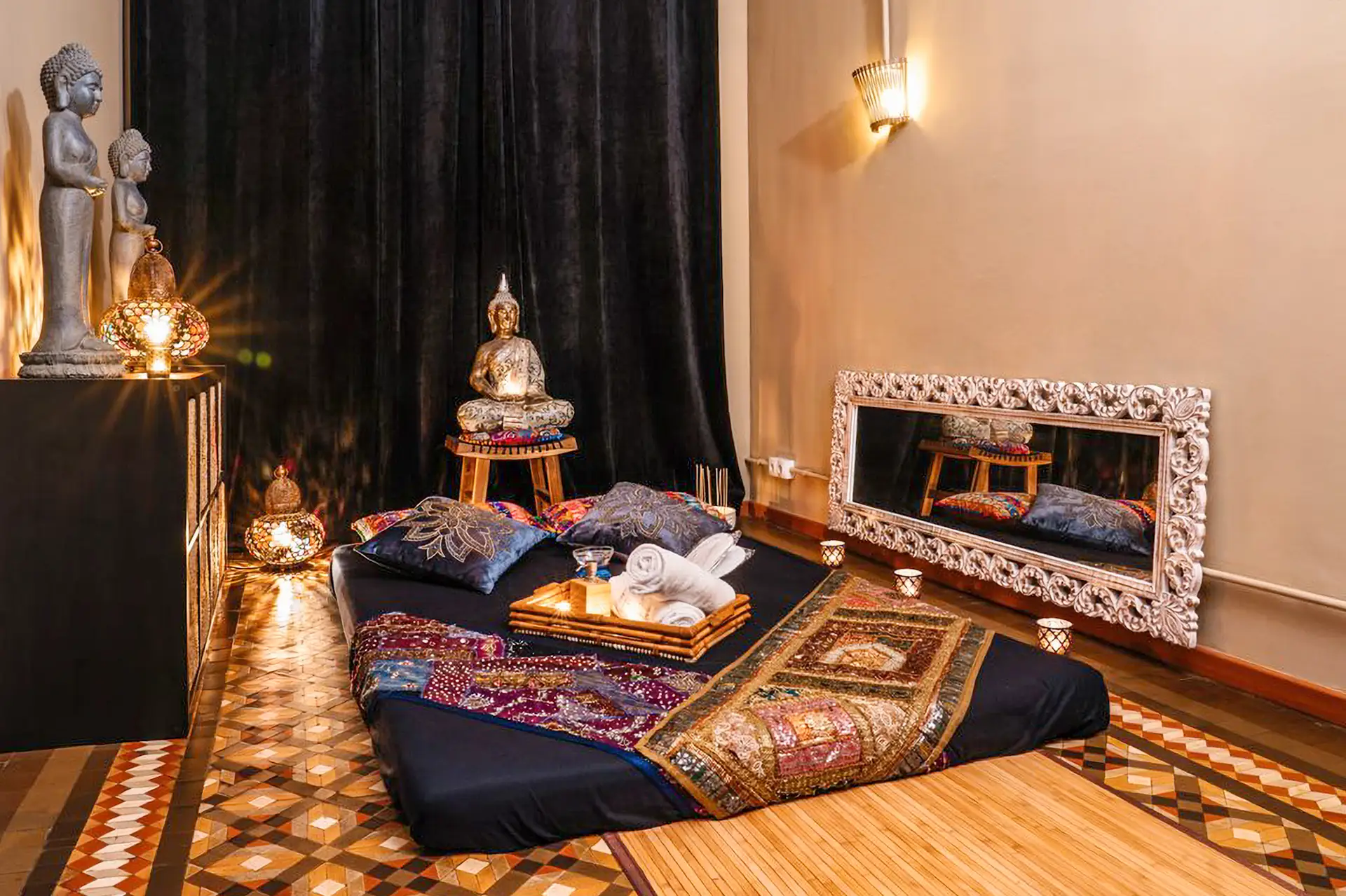 Sala privada con tatami, cojines bordados, Budas y espejo tallado