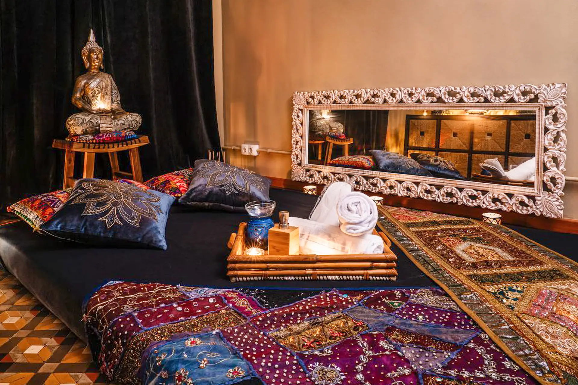 Sala privada con tatami, Buda dorado y textiles bordados